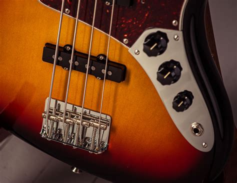 Fender American Vintage Ii 1966 Jazz Bass® Rosewood Fingerboard 3 Color Sunburst Ssn V2204585