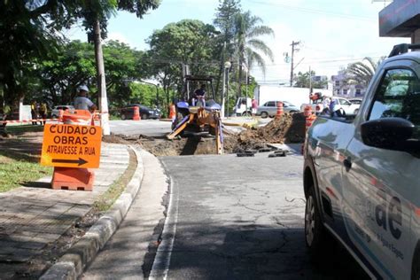 Carro Cai Em Buraco Que Se Abriu Ap S Rompimento De Adutora Do Saae