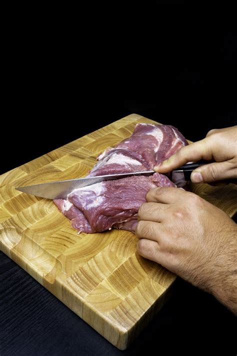 Carnicero Que Corta La Carne En Cocina En El Tablero De Madera En Fondo