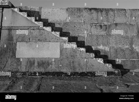 Vecchi Gradini Del Muro Del Porto Di Pietra Foto E Immagini Stock In