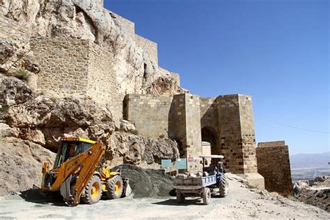 Harput Kalesi nin tahrip olan surları yeniden inşa ediliyor