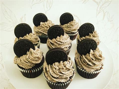 Chocolate Cupcakes With Oreo Cookies And Cream Frosting On A White Plate