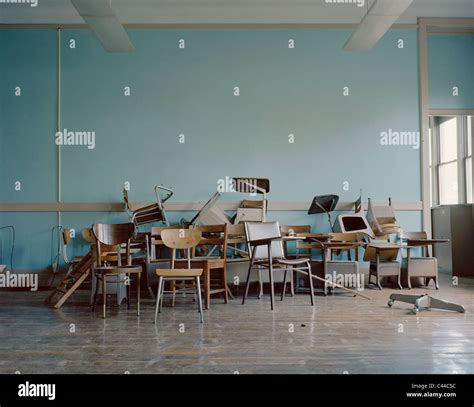 Viejos Las Sillas Rotas En Una Escuela Abandonada Fotografía De Stock