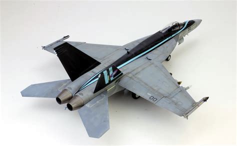 US Navy Top Gun Maverick F/A-18E Super Hornet /w 02 Pilots 1:48 built and Painted by ...