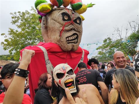 rock em ritmo de marchinha Carnamaiden atrai milhares de foliões