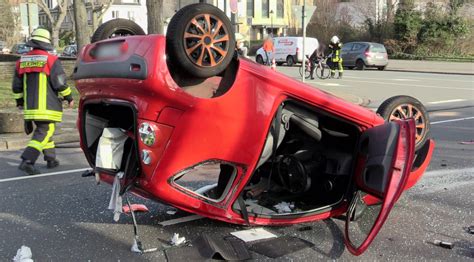 Auto überschlägt sich nach Unfall in Düsseldorf und landet auf dem Dach