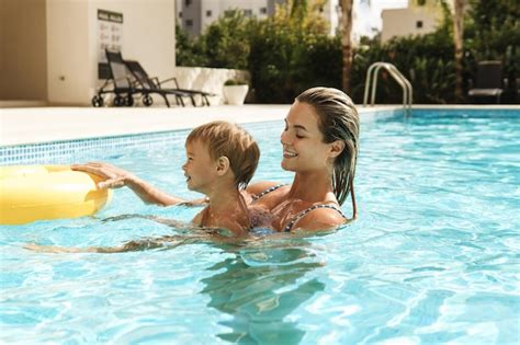 Madre Y Su Peque O Y Lindo Hijo Nadando En La Piscina Al Aire Libre