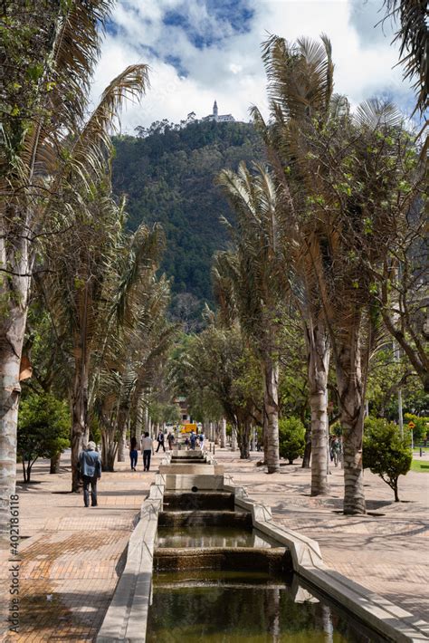 Las Aguas, Bogotá, Colombia.El agua fluye hacia abajo de la media de la ...