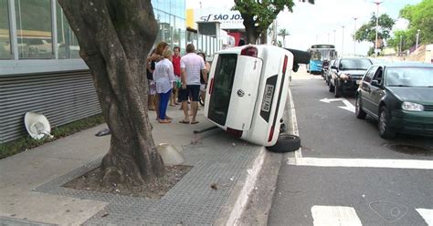 G1 Casal briga em carro e capota várias vezes em rua da Praia do