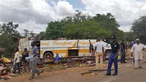 Mali Une Collision Entre Bus Et Un Camion Fait Une Quinzaine De Morts