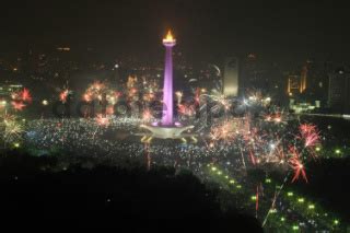 Perayaan Malam Tahun Baru Di Kawasan Monas DATATEMPO