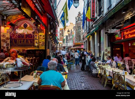 Restaurants near grand place brussels hi-res stock photography and ...