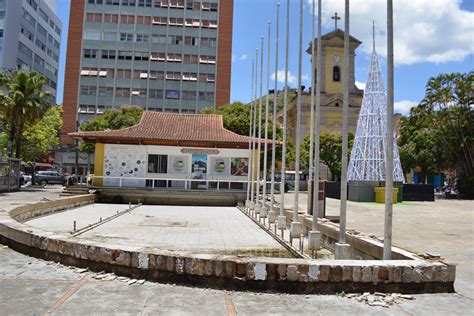 Chafariz da Praça Dermeval Barbosa Moreira começa a ser reformado