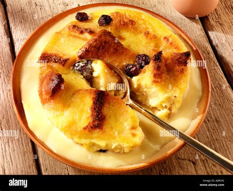 BREAD AND BUTTER PUDDING WITH CUSTARD Stock Photo - Alamy