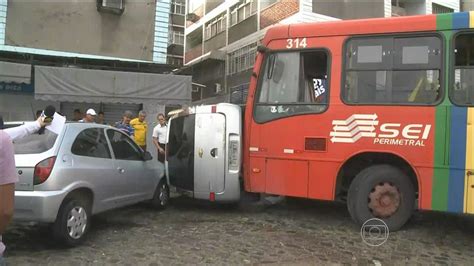 Motorista De ônibus Perde Controle Bate Em Outro Coletivo E Atinge