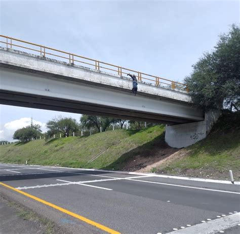 Dejan Colgado De Los Pies En Un Puente El Cuerpo De Un Sujeto Asesinado