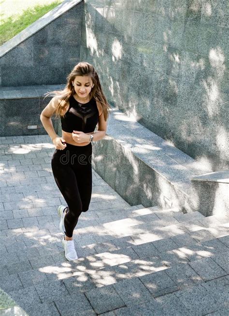 Mujer Corredora Haciendo Ejercicio En Las Escaleras Foto De Archivo