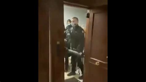 Envían a juicio a los seis policías de la patada en la puerta de un