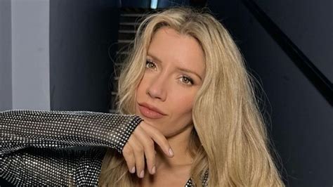 Laurita Fernández decreta que las transparencias se llevan ultra ceñidas y naked XS