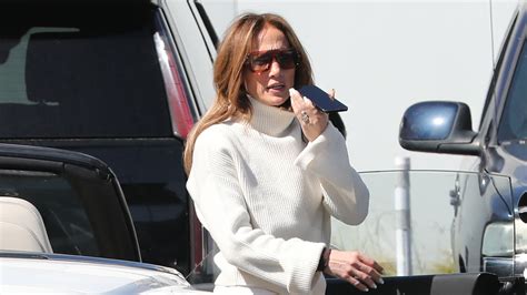 Jennifer Lopez Lleva Baggy Jeans Blancos Con Botas Ugg En Marzo