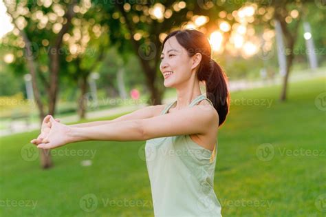 Hembra Persona Que Practica Jogging Ajuste Joven Asi Tico Mujer Con