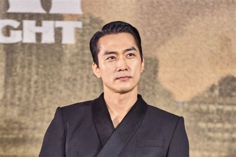 Song Seung Heon Sering Ajak Para Pemain Black Knight Untuk Selfie