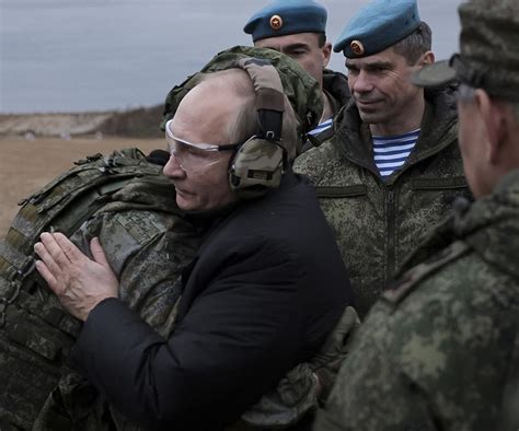 Rosja Putin osobiście pojechał na poligon Potem zaczął strzelać z