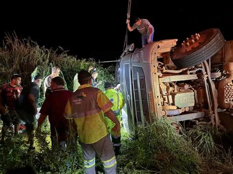 Acidente Grave Na Mt Deixa Caminhoneiro Gravemente Ferido Entre A