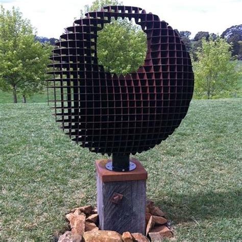 Escultura em aço Corten Orb inox crea de instalação livre para