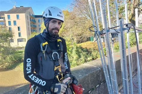 Qui Tait Ce Cordiste Suspendu Au Pont Neuf Pour Installer Les