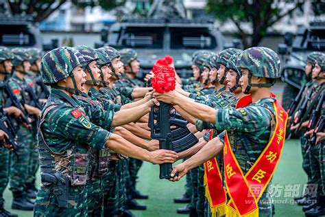 三等功臣为新兵授枪！ 中华人民共和国国防部