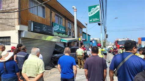 Video Conductora chocó contra una botillería al escapar de encerrona