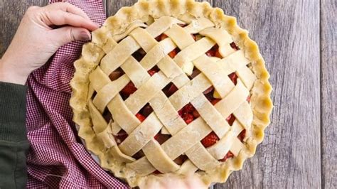 How to Make a Lattice Pie Crust | Baking a Moment