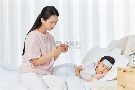 妈妈照顾生病发烧的女儿高清图片下载 正版图片501779671 摄图网