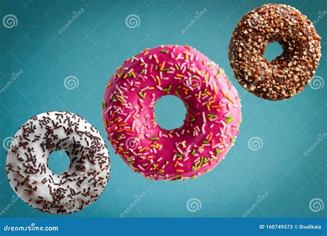 Donuts Voando Sobre Fundo Azul Conceito De Junk Food Imagem De Stock