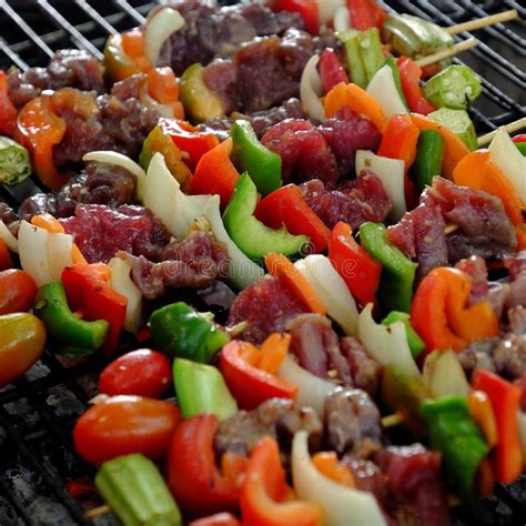 Comida Asada A La Parilla Carne De Vaca Con Los Pinchos De Las