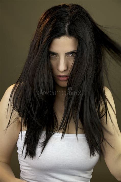 Femme Sexy Avec Les Cheveux Humides Posant Devant La Piscine Photo