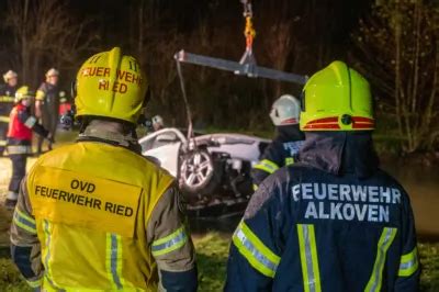 Auto In Pollham Aus Teich Gehoben