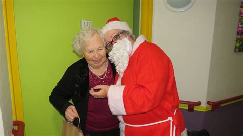 LA VISITE DU PERE NOEL EHPAD Maison Saint François Morlaix