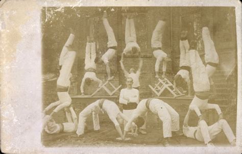 Foto Ansichtskarte Postkarte Turner bei Turnübungen Handstand