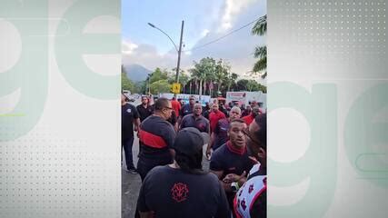 Torcedores Protestam No Ninho Do Urubu Antes De Treino Do Flamengo