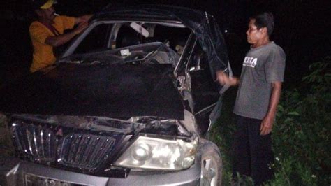 Mogok Di Tengah Rel Minibus Tertabrak Kereta Di Cibinong Bogor Tujuh