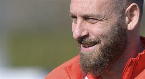 De Rossi è arrivato a Buenos Aires centinaia di tifosi del Boca in