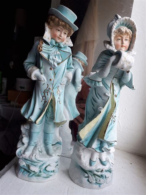 2 STATUETTES EN BISCUIT