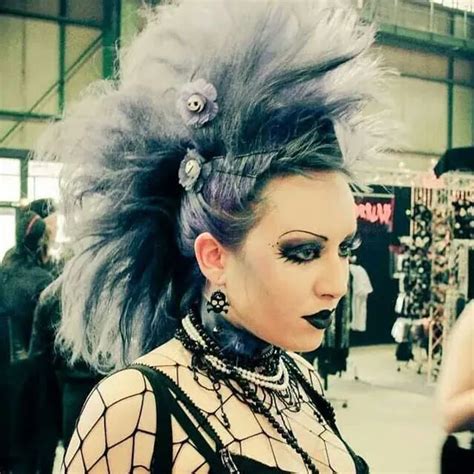 40 Tantalizing Gothic Hairstyles To Vamp Up Your Look