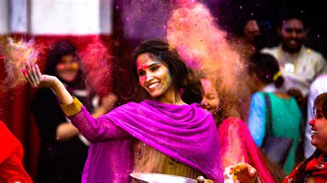 Qué es y cómo se celebra el festival Holi de la India