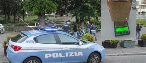 Stazione Di Monza Cerca Di Disfarsi Di Mezzo Chilo Di Hashish