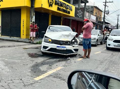 Carro é destruído em acidente amarelinho em Manaus