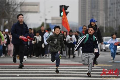 追“锋”！长沙万名志愿者行走雷锋路 上游新闻 汇聚向上的力量