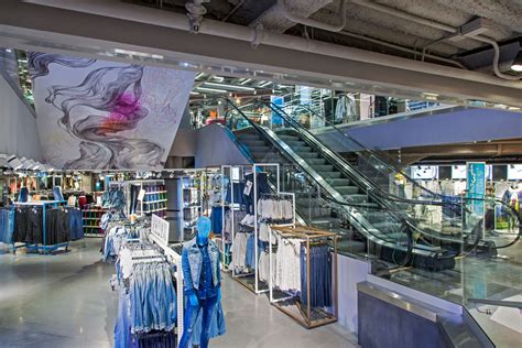 New Primark Flagship Store Includes 11 Led Screens Design Week